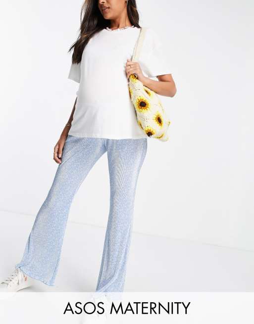 ASOS DESIGN Maternity – Plisowane niebieskie dzwony o kroju zasłaniającym brzuch w drobny kwiatowy wzór