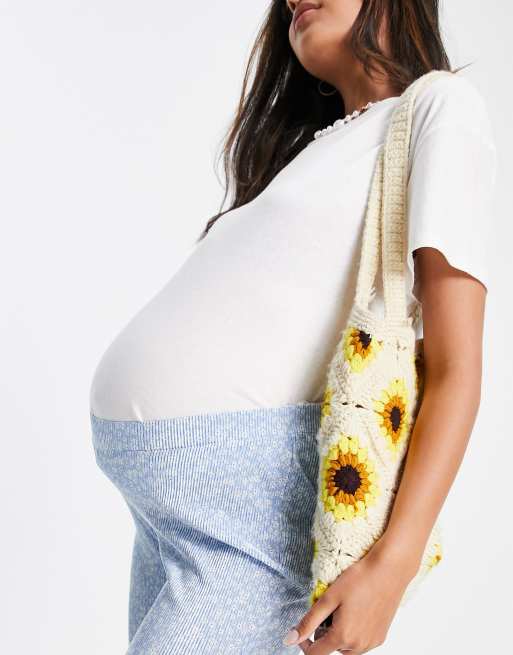 ASOS DESIGN Maternity - Plisserede blå bukser med svaj, taljekant under maven og småblomstret print, 2 af 4