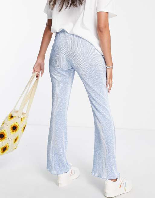 ASOS DESIGN Maternity - Plisserede blå bukser med svaj, taljekant under maven og småblomstret print, 3 af 4