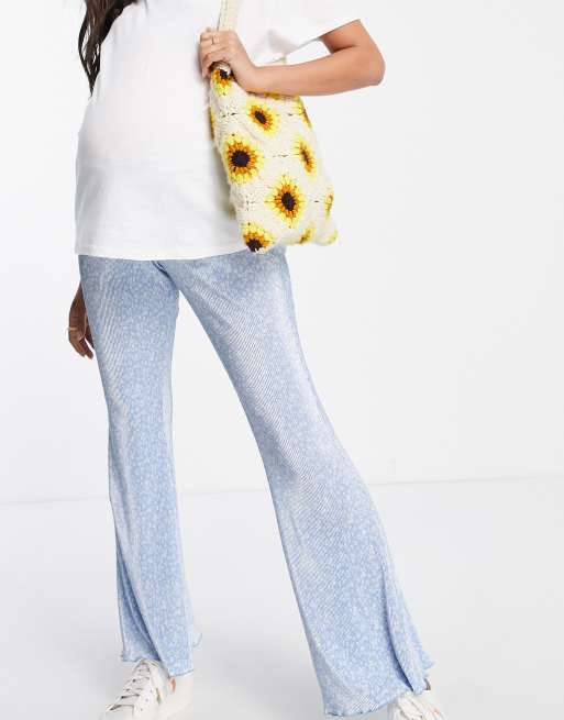 ASOS DESIGN Maternity - Plisserede blå bukser med svaj, taljekant under maven og småblomstret print, 4 af 4