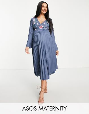 ASOS DESIGN Maternity - Plissiertes Midikleid in Blau mit Stickerei