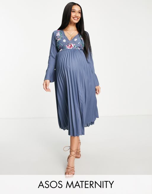 ASOS DESIGN Maternity Plissiertes Midikleid in Blau mit Stickerei ASOS