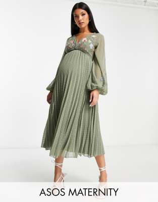 ASOS DESIGN Maternity - Plissiertes Midikleid in Khaki mit Punktestruktur, verdrehter Vorderseite und durchgängiger Stic...