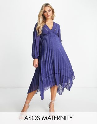 ASOS DESIGN Maternity - Plissiertes Midikleid in Marineblau mit V-Ausschnitt vorne, Besatz und Noppenstruktur