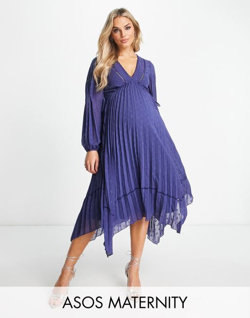 ASOS DESIGN Maternity Plissiertes Midikleid in Marineblau mit V Ausschnitt vorne Besatz und Noppenstruktur