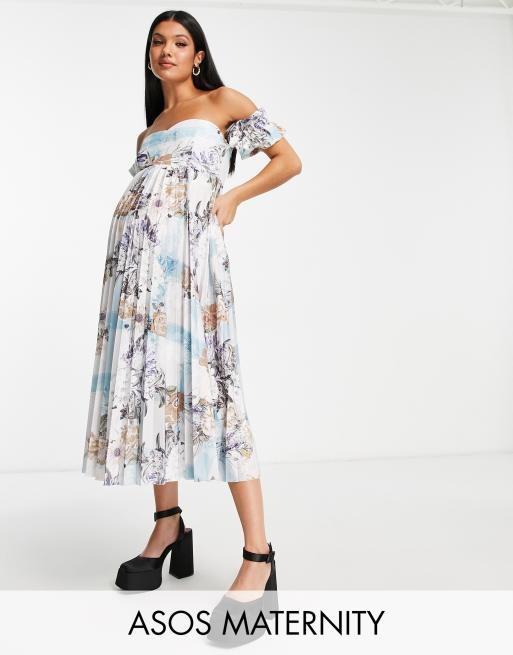 ASOS DESIGN Maternity Plissiertes Midikleid mit Carmen Ausschnitt und Blumenmuster in Blau