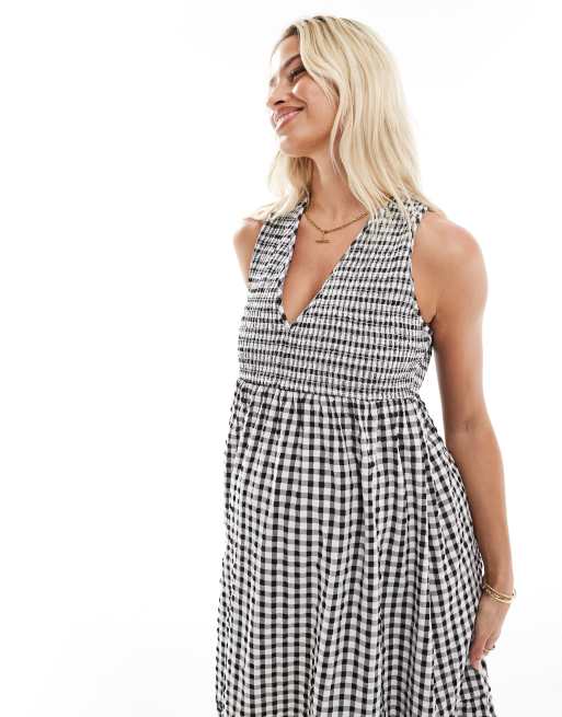 ASOS DESIGN Maternity - Prendisole midi stropicciato con scollo a V, gonna a balze e motivo a quadretti bianchi e neri, 2 di 4