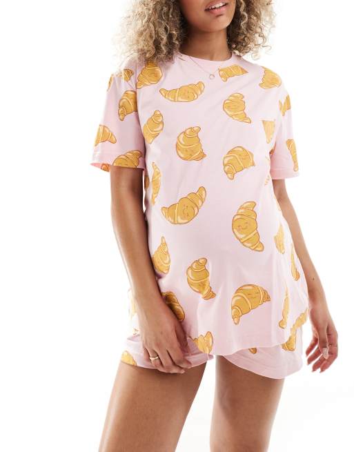 ASOS DESIGN Maternity Pyjama aus Oversize T Shirt und Shorts in Rosa mit Croissantmuster