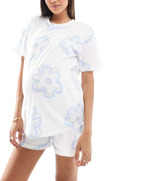 ASOS DESIGN Maternity – Pyjama in Cremeweiß mit Blumenmuster, aus Oversize-T-Shirt und Shorts - view 1