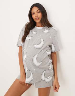 ASOS DESIGN Maternity - Pyjama in Grau mit Mond- und Sternen-Print bestehend aus Oversize-T-Shirt und Shorts-Bunt