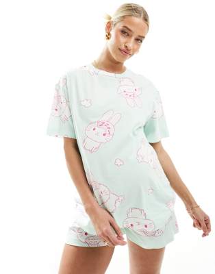 ASOS DESIGN Maternity - Pyjama in Grün mit Hasenmotiven, bestehend aus Oversize-T-Shirt und Shorts