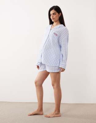 ASOS DESIGN Maternity - Pyjama-Set aus Baumwollgaze mit Stickerei und blauem Vichy-Karo, bestehend aus langärmligem Hemd...