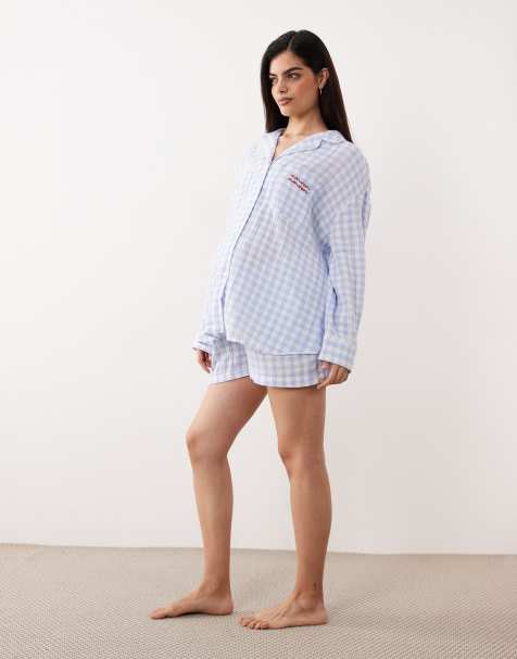 ASOS DESIGN Maternity – Pyjama-Set aus Baumwollgaze mit Stickerei und blauem Vichy-Karo, bestehend aus langärmligem Hemd und Shorts - view 1