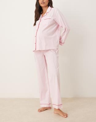 ASOS DESIGN Maternity - Pyjama-Set in Rosa mit Kontrast-Paspelierung aus gewebtem Hemd und Hose mit weitem Bein, Umstand...