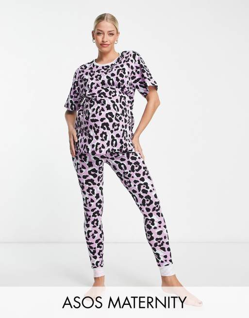 ASOS DESIGN Maternity - Pyjamaset met oversized T-shirt en legging met contrasterende dierenprint in paars en groen