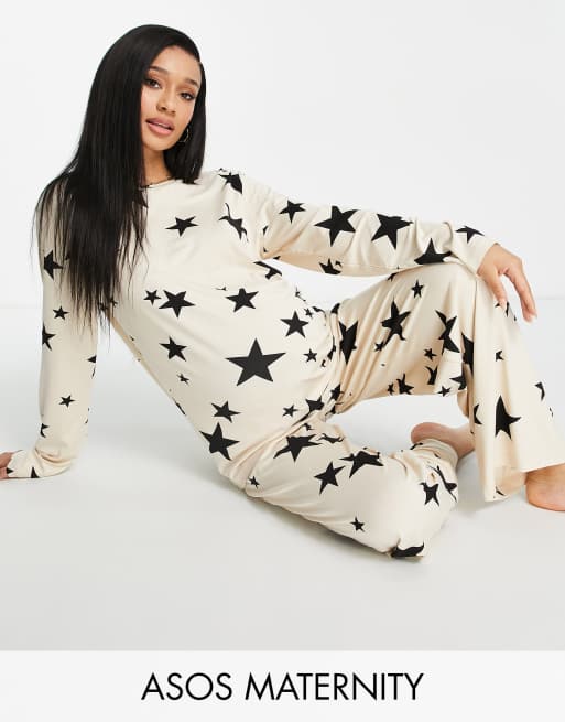 ASOS DESIGN Maternity - Pyjamaset met top met lange mouwen, broek en cadeautasje van viscose met sterren in beige en zwart