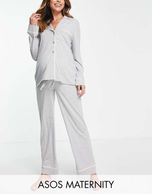 ASOS DESIGN Maternity - Pyjamaset van overhemd met lange mouwen en broek met contrasterende biezen in grijs