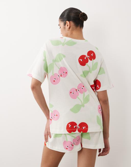 ASOS DESIGN Maternity - Pyjamaset van oversized T-shirt en short met kersenprint in rood en roze, 4 van 4