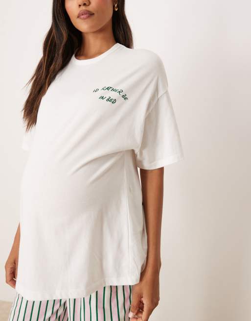 ASOS DESIGN Maternity - Pyjamassæt med oversized T-shirt med sengegrafik og bukser med vide ben og striber, 2 af 4