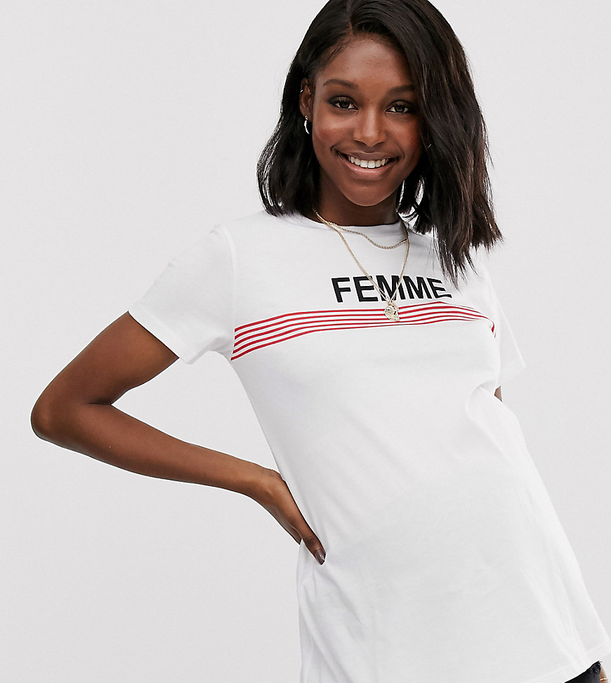 ASOS DESIGN Maternity – Randig t-shirt med råskuren fåll och femme-motiv-Vit