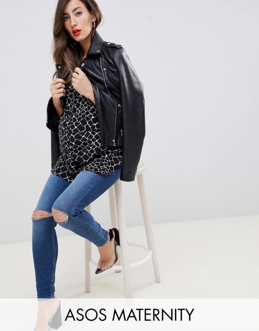 ASOS DESIGN Maternity – Ridley – Ciemnoniebieskie sprane jeansy o obcisłym kroju z pęknięciem na kolanie i pasem pod brzuch
