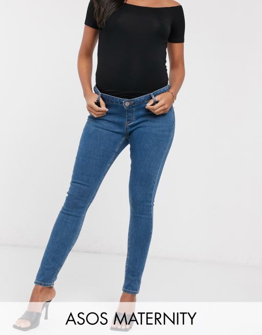 ASOS DESIGN Maternity – Ridley – Enge Jeans mit hoher Taille und Überbauchbund in verwaschenem Mittelblau
