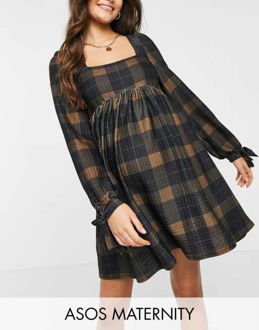 ASOS DESIGN Maternity - Robe babydoll courte à encolure carrée et poignets resserrés - Carreaux marron