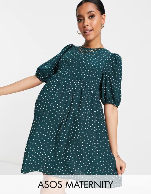ASOS DESIGN Maternity - Robe babydoll courte à pois avec manches courtes - Vert bouteille