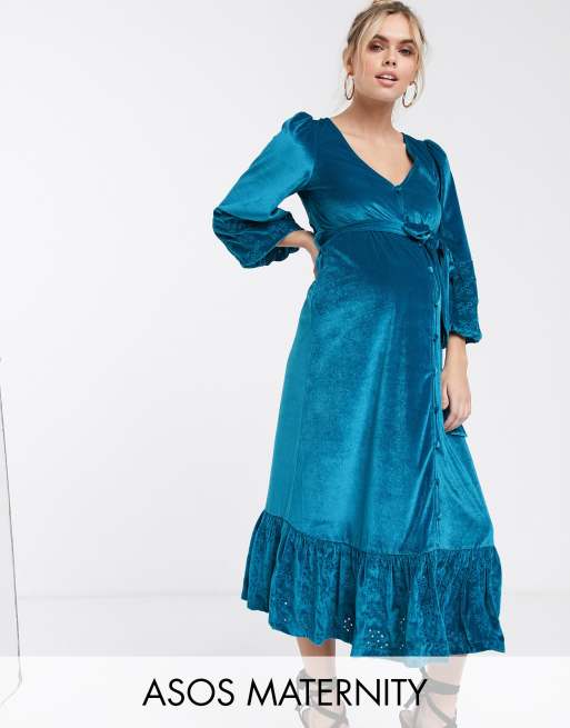 ASOS DESIGN Maternity - Robe cache-cœur mi-longue en velours brodé - Aqua
