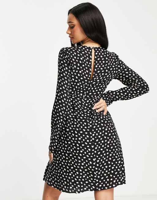 ASOS DESIGN Maternity - Robe d'allaitement courte effet cache-cœur à manches longues et imprimé animal - Noir et blanc, 2 de 4