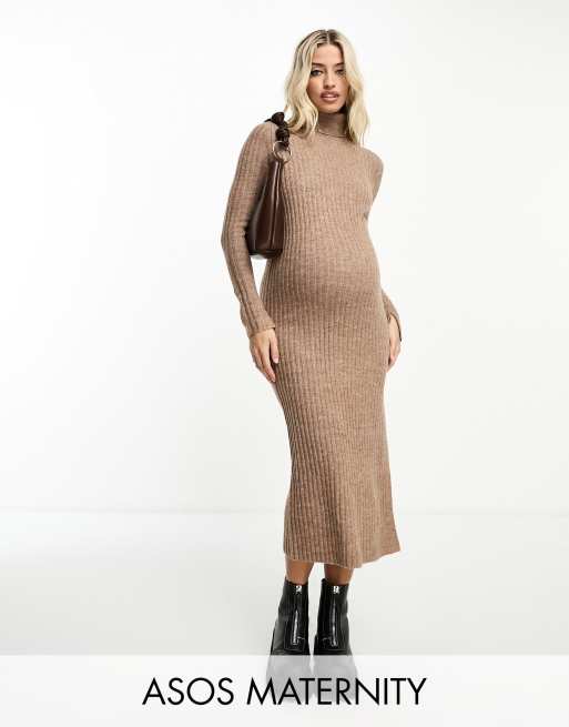 ASOS DESIGN Maternity Robe longue en maille a col montant et fente sur le cote Camel ASOS