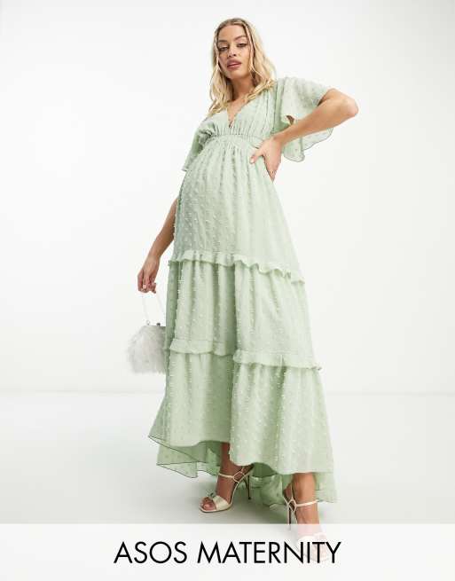 ASOS DESIGN Maternity Robe longue en plumetis a decoupe et volants avec manches ange et decollete plongeant Sauge