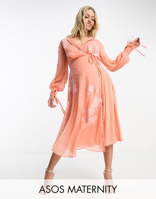 ASOS DESIGN Maternity Robe mi longue broderie fleurie avec empi cement en satin et d tails nou s en satin Corail