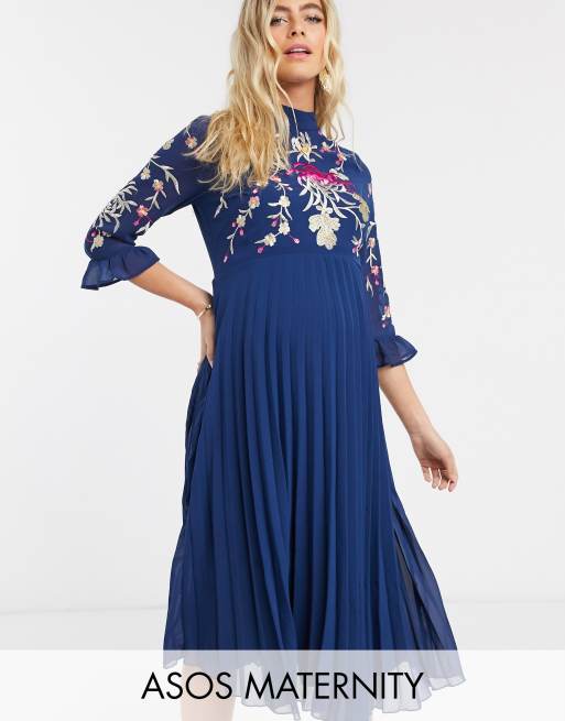 ASOS DESIGN Maternity - Robe mi-longue brodée plissée avec manches évasées - Bleu marine