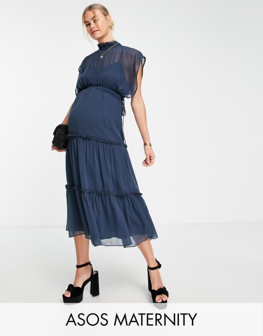 ASOS DESIGN Maternity - Robe mi-longue douce au toucher à col montant et jupe volantée - Bleu cendré