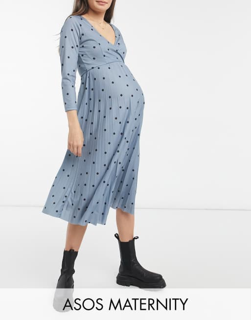 ASOS DESIGN Maternity - Robe mi-longue plissée coupe cache-cœur à manches longues et motif pois - Bleu cendré