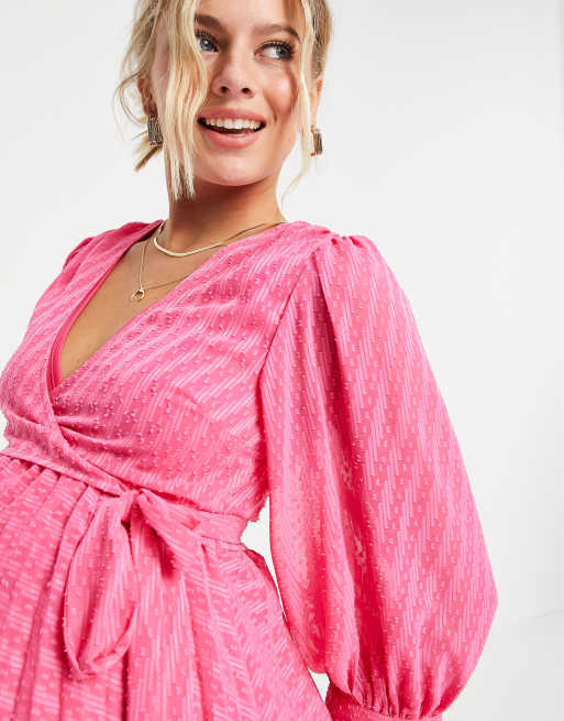 ASOS DESIGN Maternity Robe mi longue plissee d allaitement coupe portefeuille a motif chevrons Rose ASOS