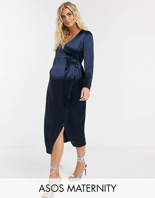 ASOS DESIGN Maternity - Robe mi-longue portefeuille en satin ultra brillant - Bleu marine