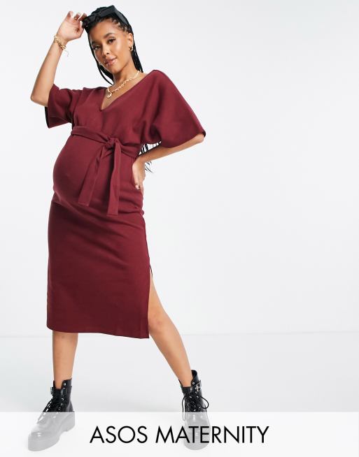 ASOS DESIGN Maternity - Robe pull mi-longue ceinturée ultra-douce à col en V - Lie de vin