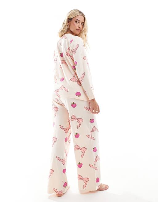 ASOS DESIGN Maternity – Rosa, rosett- och fruktmönstrad pyjamas med långärmad topp och byxor, 3 av 4