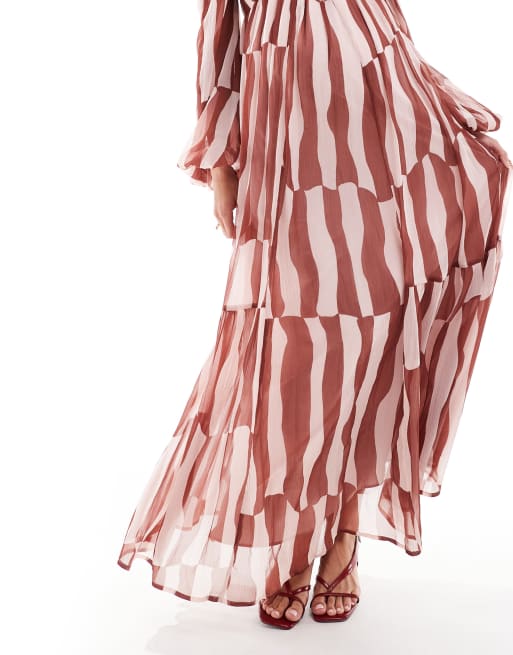 ASOS DESIGN Maternity – Rostfärgad, panelsydd maxiklänning med långa ärmar, v-ringning och abstrakt mönster, 4 av 4