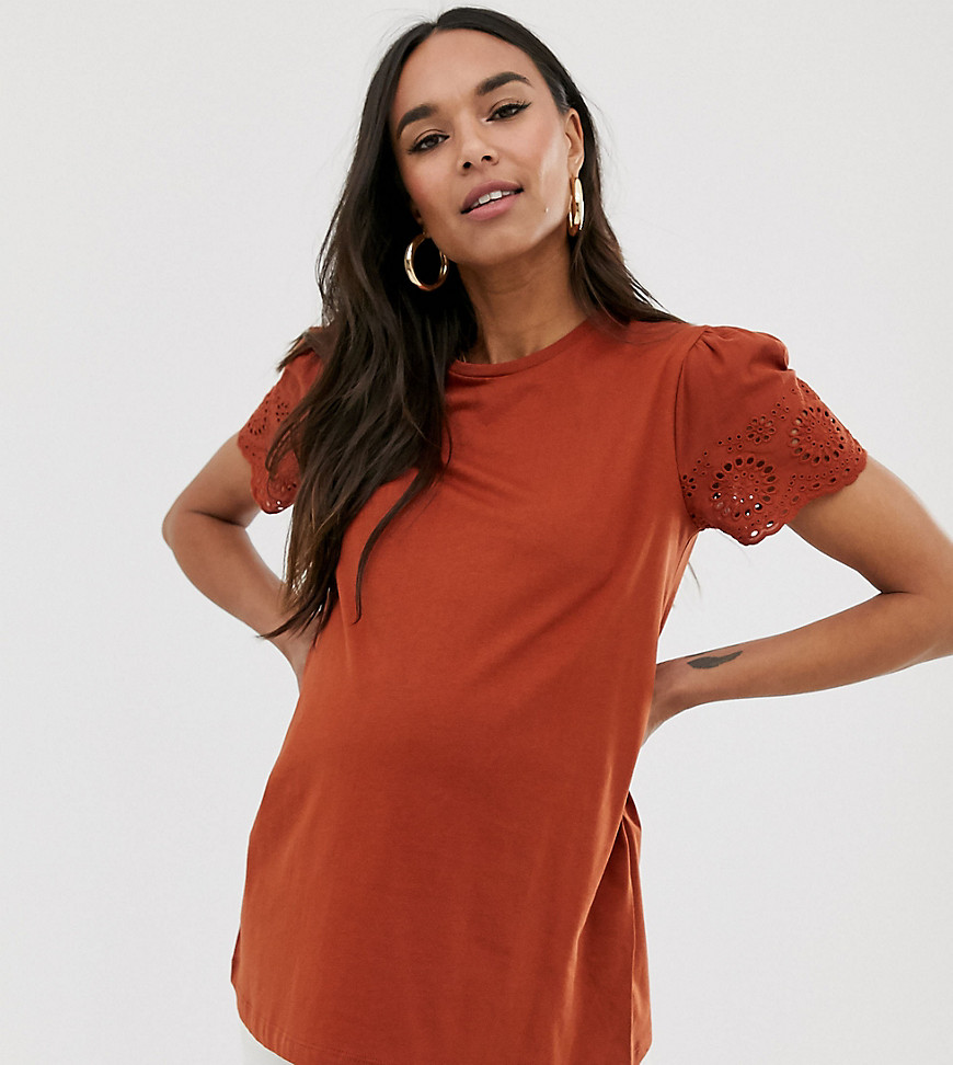 ASOS DESIGN Maternity – Rostfärgad t-shirt med broderi på ärmen-Orange