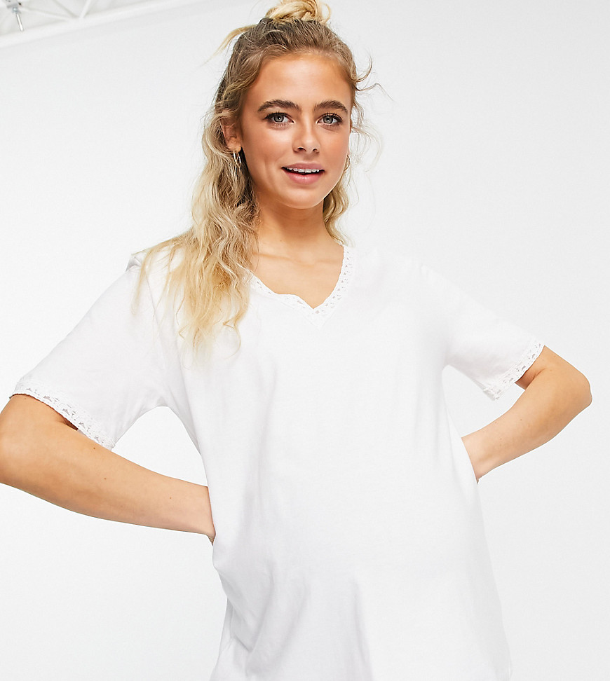 ASOS DESIGN Maternity - Ruimvallend T-shirt met kanten randjes en V-hals in wit
