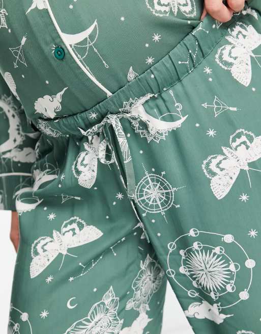 ASOS DESIGN Maternity – Salviagrön, astrologimönstrad pyjamas i modal med skjorta och byxor, 4 av 4