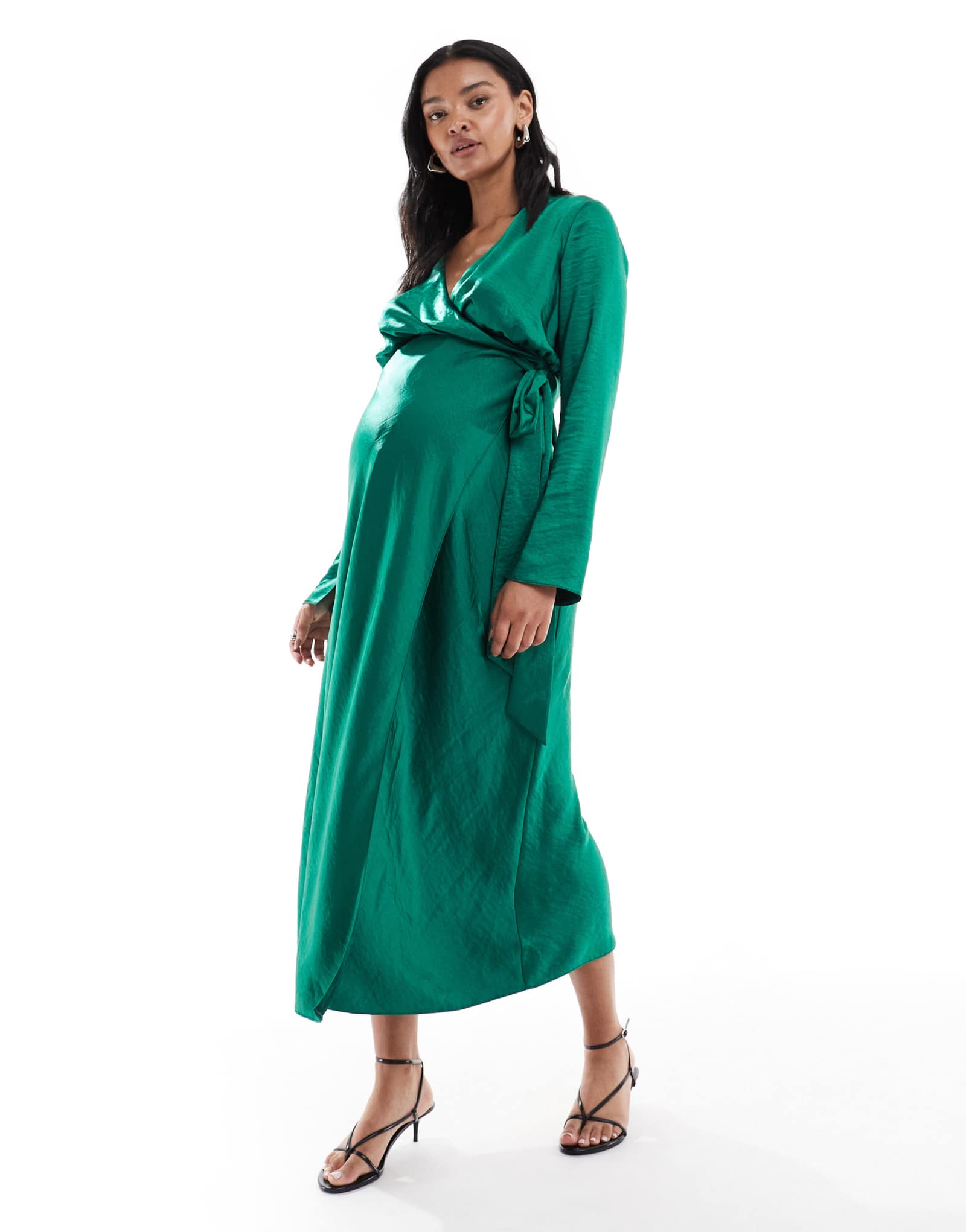 Атласное платье мидакси с запахом и длинными рукавами для беременных ASOS DESIGN изумрудно-зеленого цвета