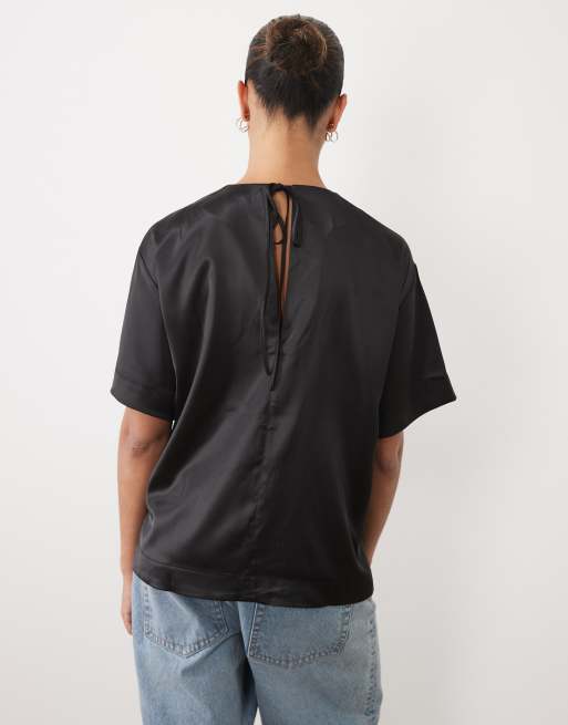 ASOS DESIGN Maternity satin topp med korta ärmar i svart, 4 av 4