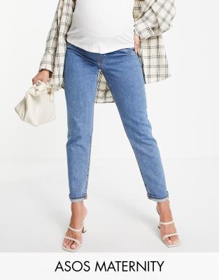 ASOS DESIGN Maternity - Schmal geschnittene Mom-Jeans in mittelblauer Waschung mit hoher Taille und Unterbauchbund