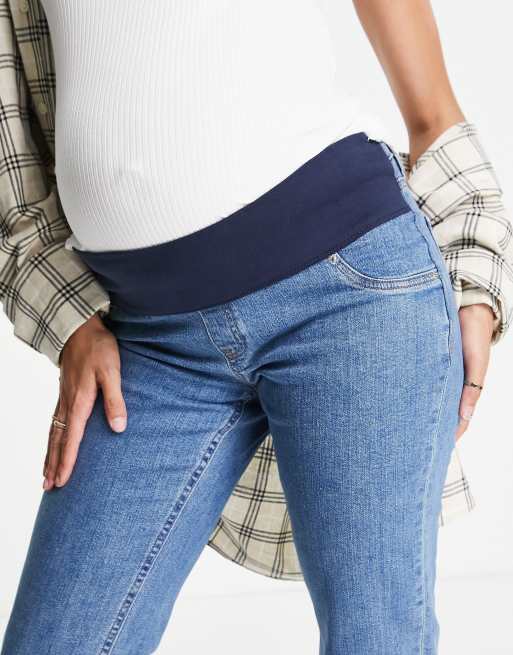ASOS DESIGN Maternity – Schmal geschnittene Mom-Jeans in mittelblauer Waschung mit hoher Taille und Unterbauchbund , 3 von 4