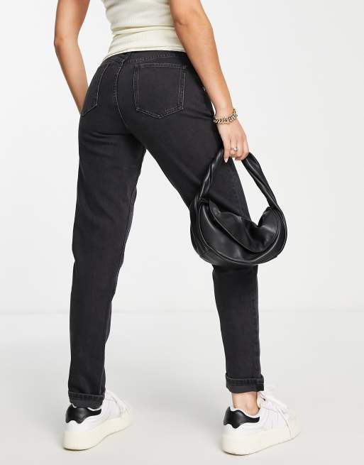 ASOS DESIGN Maternity – Schmal geschnittene Mom-Jeans mit Unterbauchbund in verwaschenem Schwarz , 3 von 4