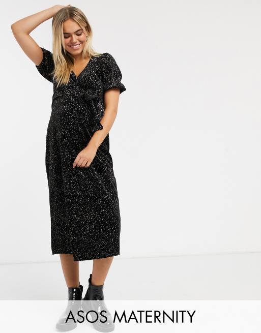 ASOS DESIGN Maternity – Schwarz glitzerndes Midi-Freizeitkleid aus Samt mit Wickeldesign